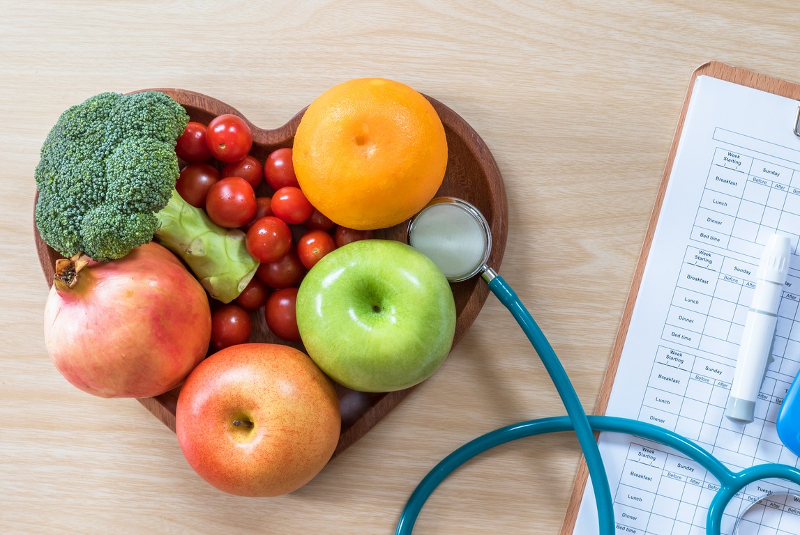 Food on a heart tray with stethoscope for artery cleanse diet